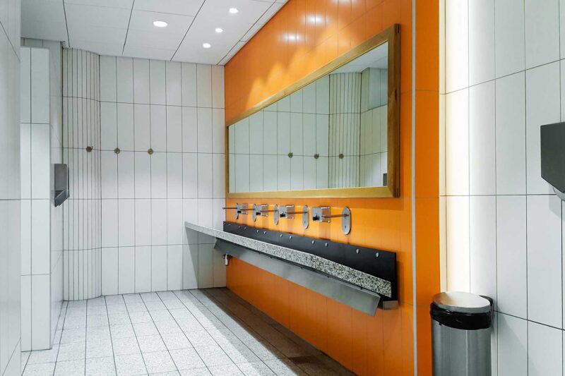 commercial restroom cleaning