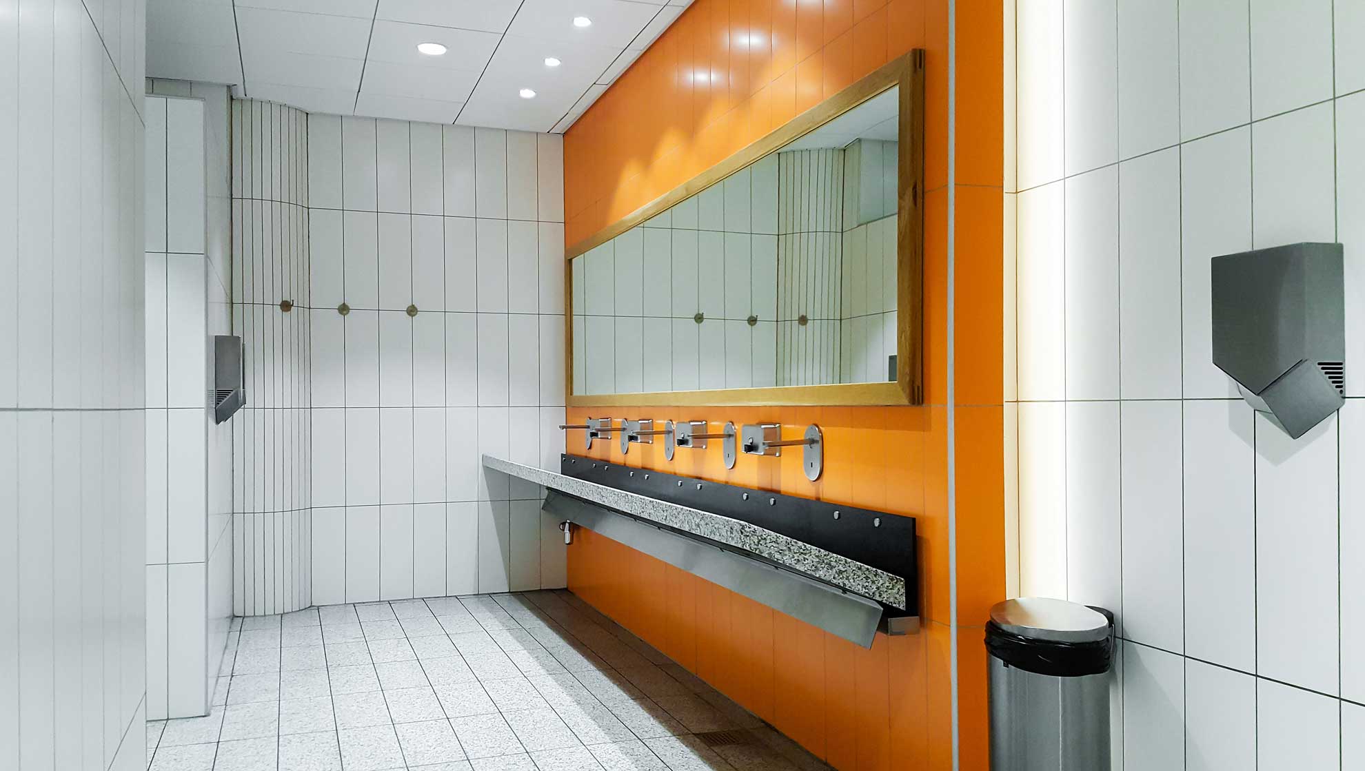 commercial restroom cleaning